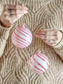 Bloomingville Weihnachtsschmuck<2er-Set: Christbaumkugeln ''Zwirl'' in Weiß/ Rot - Ø 8 cm