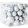 Beliani Künstliche Weihnachtsbäume<60er-Set Weihnachtsbaumkugeln TINNSJA in Silber