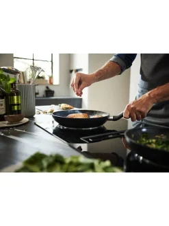 Fissler Kochgeschirr<Pfanne "Essential" in Schwarz - Ø 28 cm