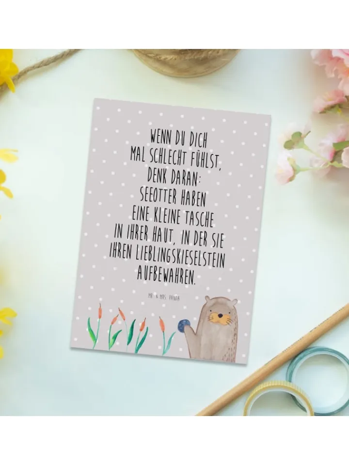 Mr. & Mrs. Panda Partyzubehör & -Dekoration<Postkarte Otter Stein mit Spruch in Grau Pastell