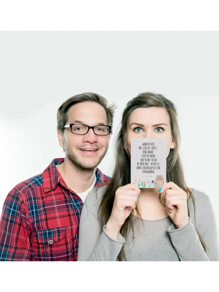Mr. & Mrs. Panda Partyzubehör & -Dekoration<Postkarte Otter Stein mit Spruch in Grau Pastell