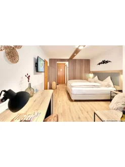 reiseschein.de Reisegutscheine<REISESCHEIN: 3 bis 4 Tage für zwei Personen im Yachthotel Chiemsee, Frühstück/HP