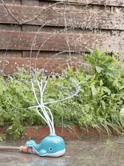 BS Toys Gartenspielzeug<Wassersprinkler "Whale" - ab 3 Jahren