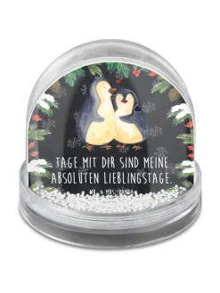 Mr. & Mrs. Panda Weihnachtsschmuck<Weihnachts Schneekugel Pinguin umarmen mit Spruch in Kreidetafel